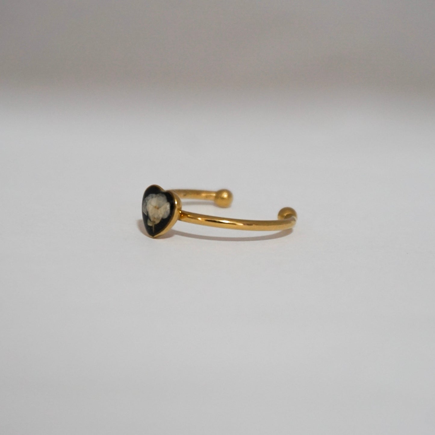 Anillo ajustable panalillo blanco fondo negro