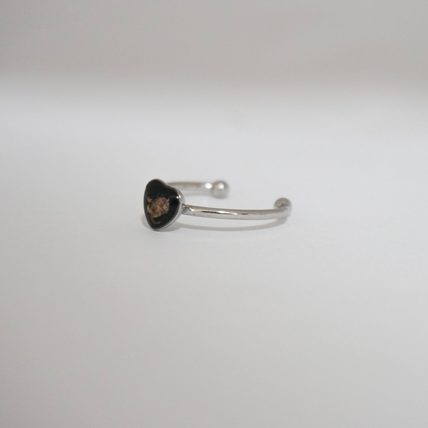 Anillo ajustable panalillo lila fondo negro