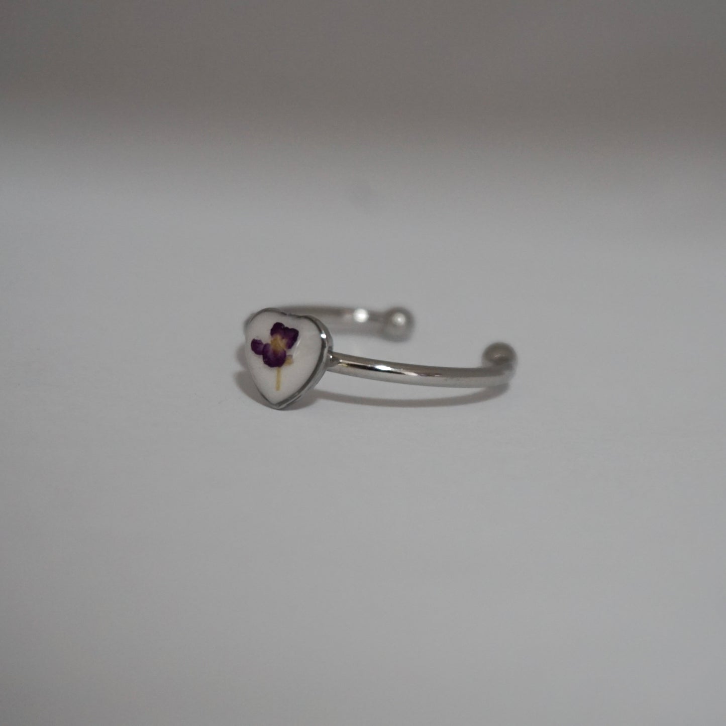 Anillo ajustable panalillo morado fondo blanco