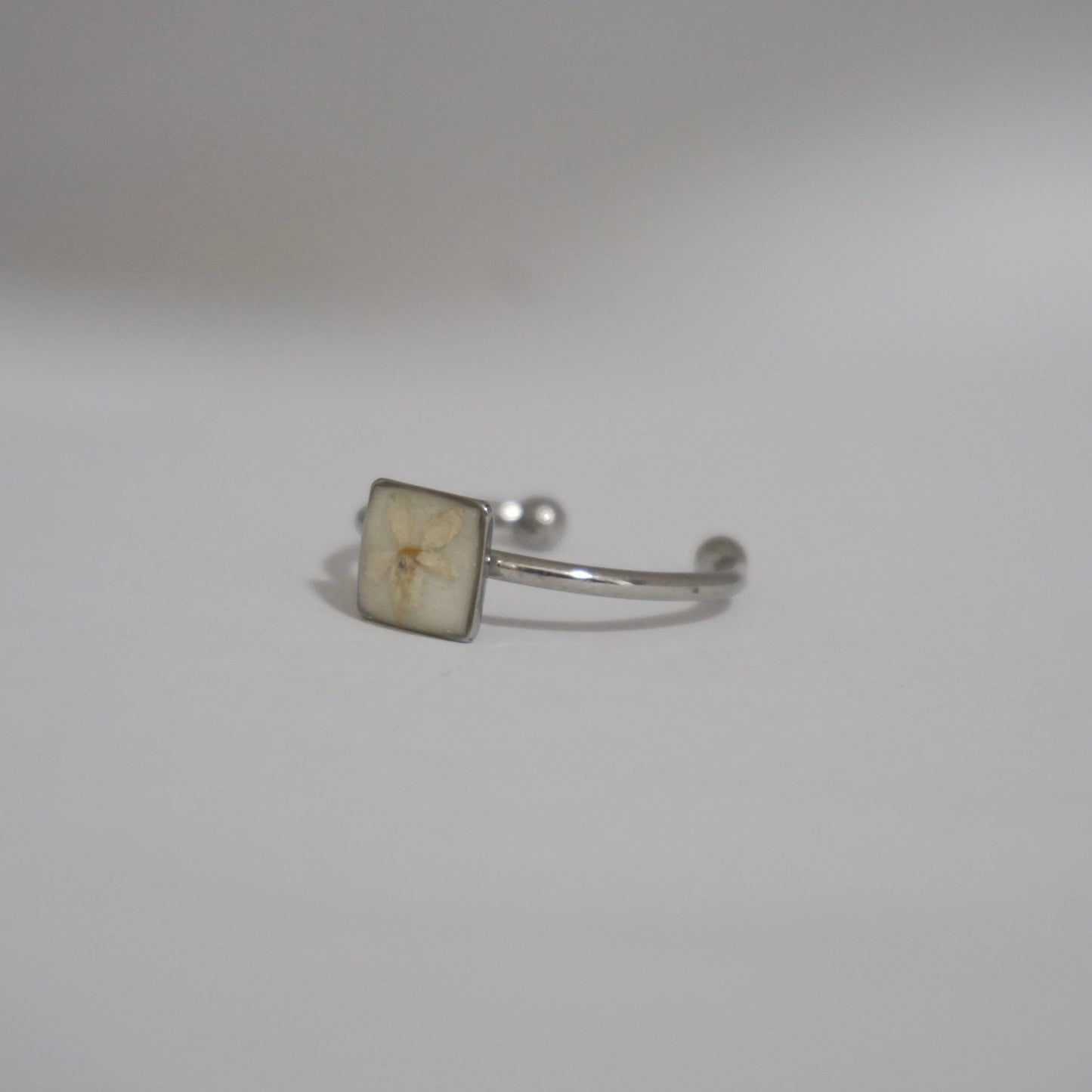 Anillo ajustable flor silvestre fondo blanco