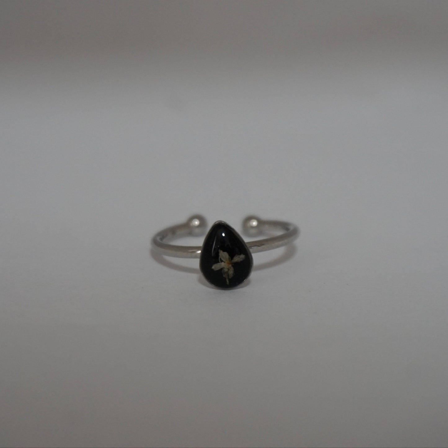 Anillo ajustable flor silvestre fondo negro