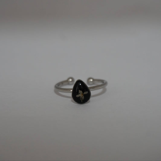 Anillo ajustable flor silvestre fondo negro