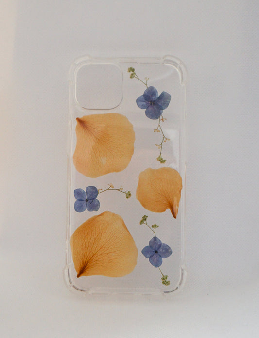 iPhone 13 Hortensias y pétalos de rosa amarillos