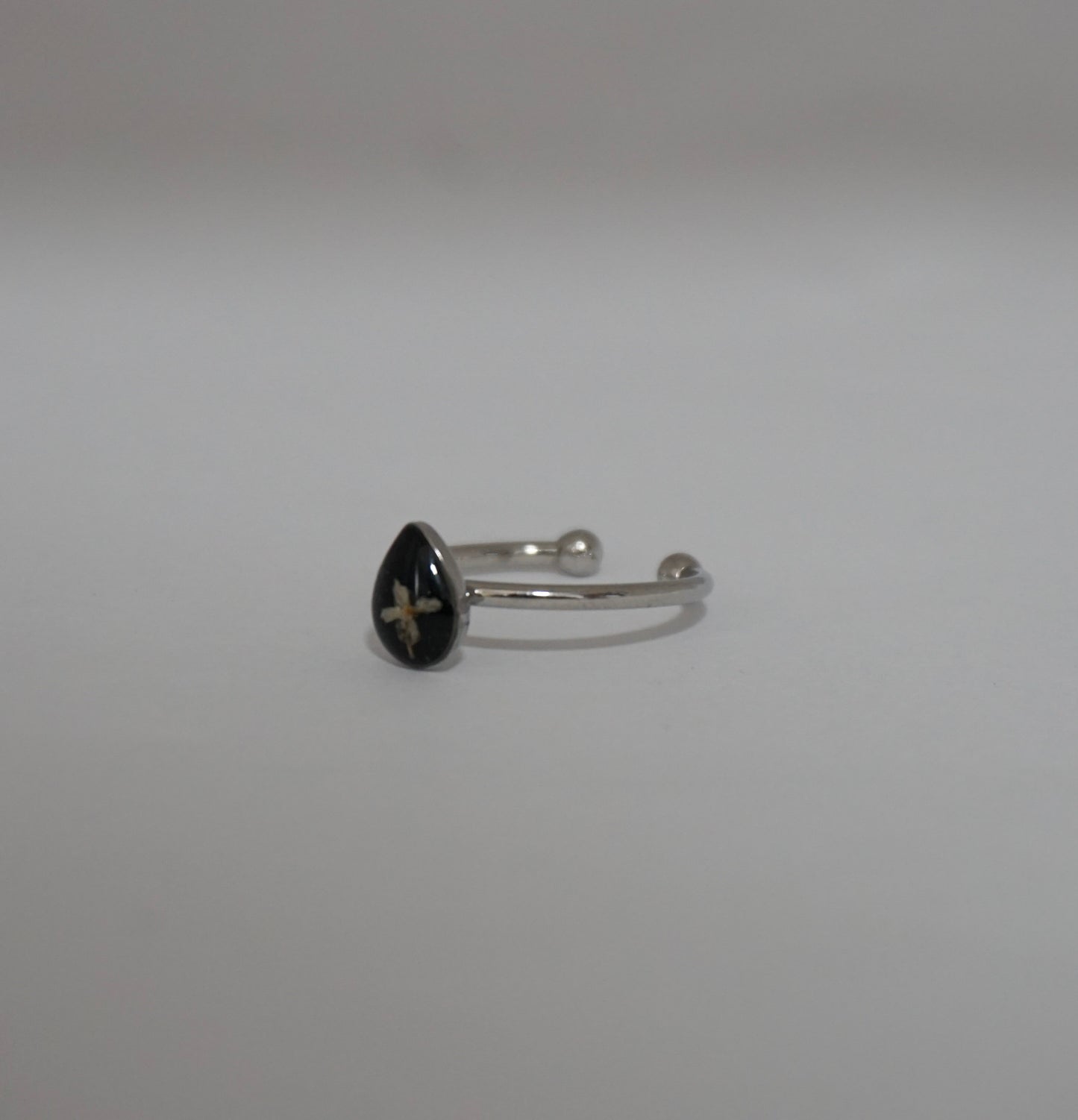 Anillo ajustable flor silvestre fondo negro