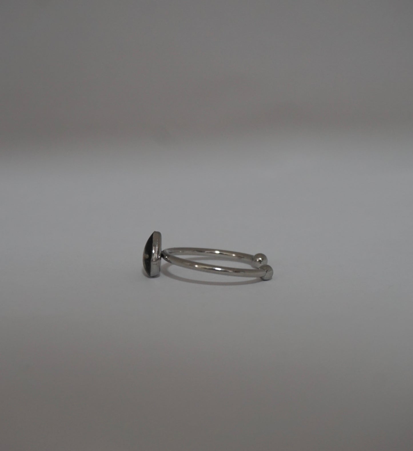 Anillo ajustable panalillo blanco fondo negro