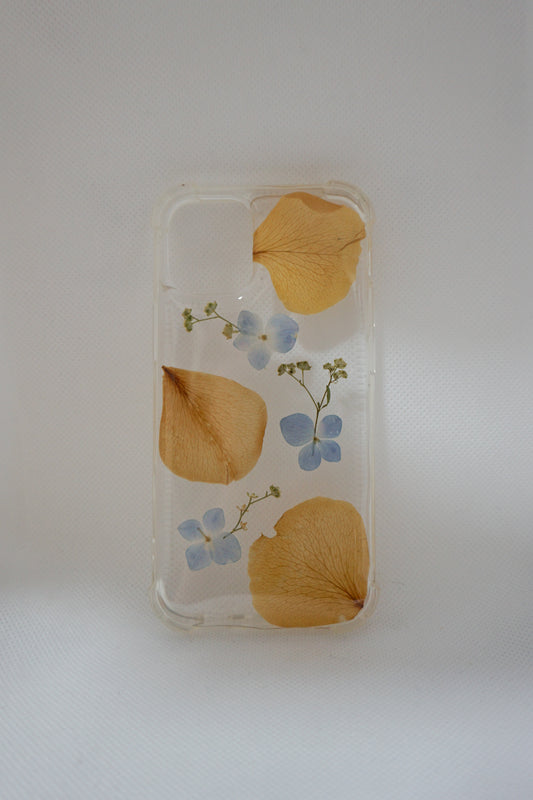iPhone 12 Mini Hortensias y pétalos de rosa amarillos