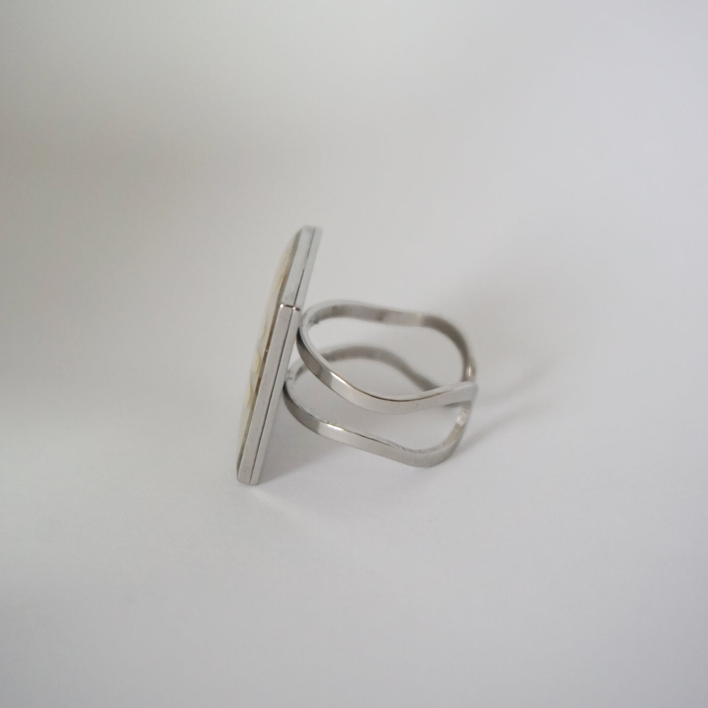 Anillo ajustable Hierba de Santa María fondo blanco