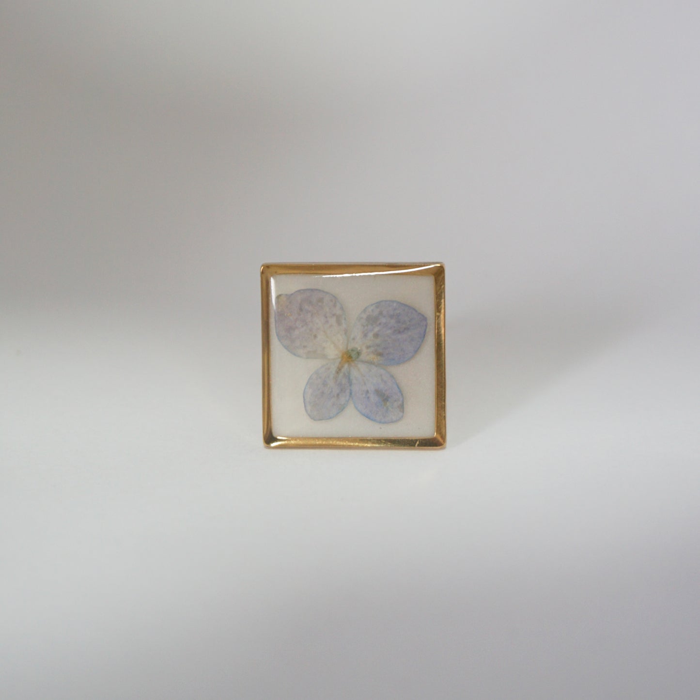 Anillo ajustable hortensia fondo blanco