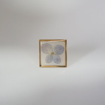 Anillo ajustable hortensia fondo blanco