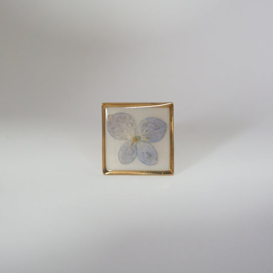 Anillo ajustable hortensia fondo blanco