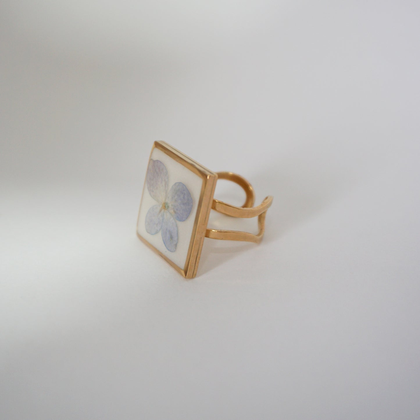 Anillo ajustable hortensia fondo blanco