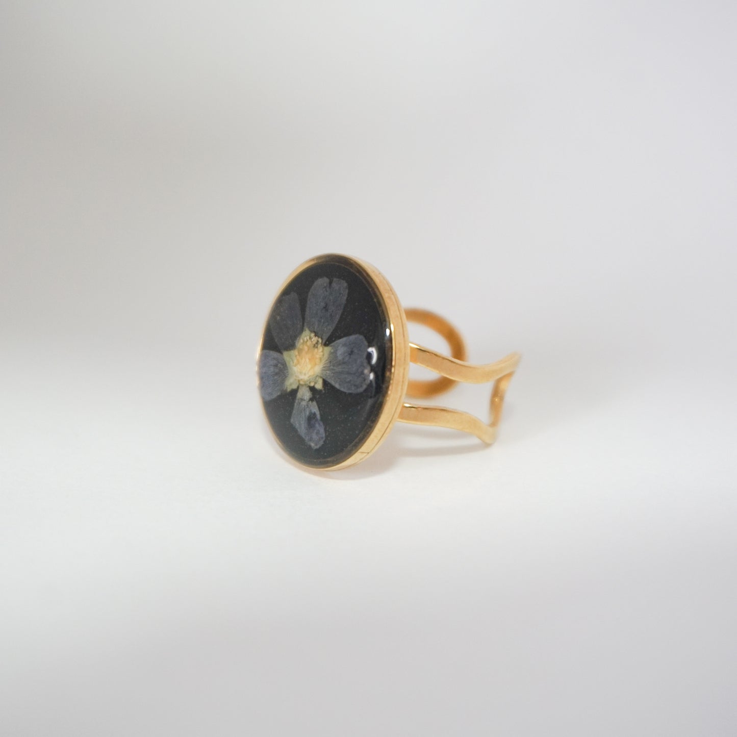 Anillo ajustable malva cimarrona fondo negro