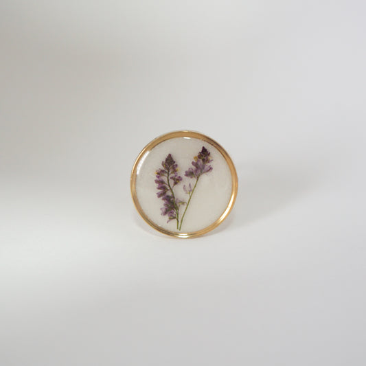 Anillo ajustable flor silvestre fondo blanco
