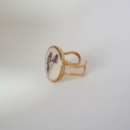 Anillo ajustable flor silvestre fondo blanco