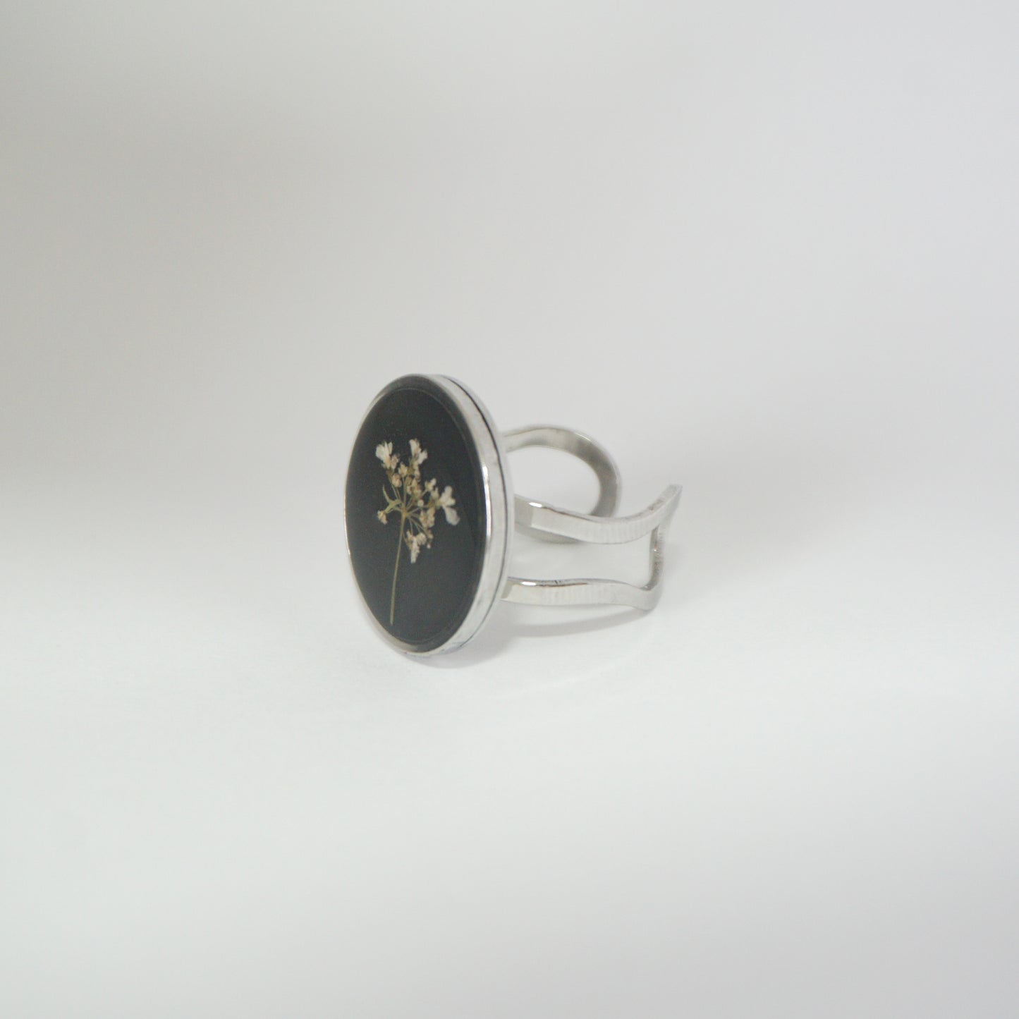 Anillo ajustable flor del cilantro fondo negro
