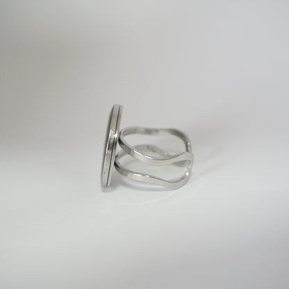 Anillo ajustable margarita fondo blanco