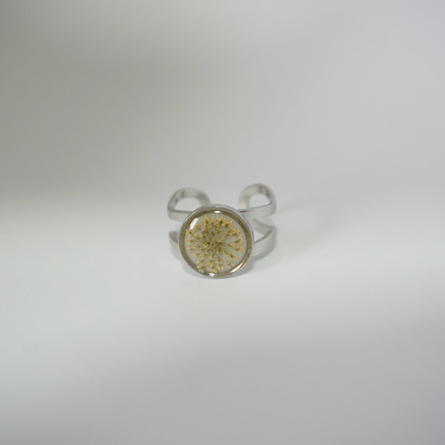 Anillo ajustable encaje fondo blanco