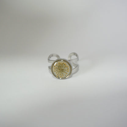 Anillo ajustable encaje fondo blanco
