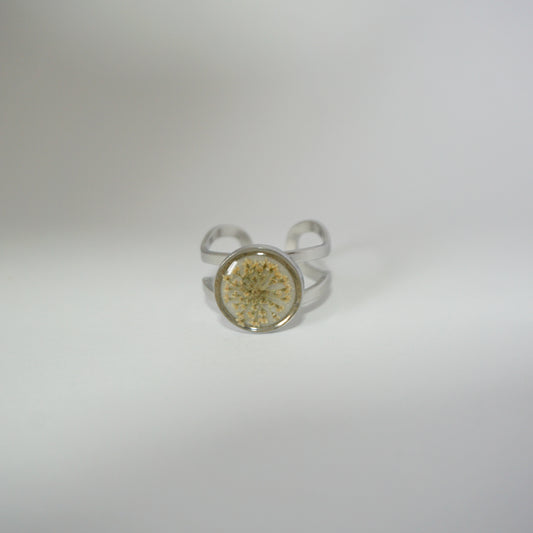 Anillo ajustable encaje fondo blanco