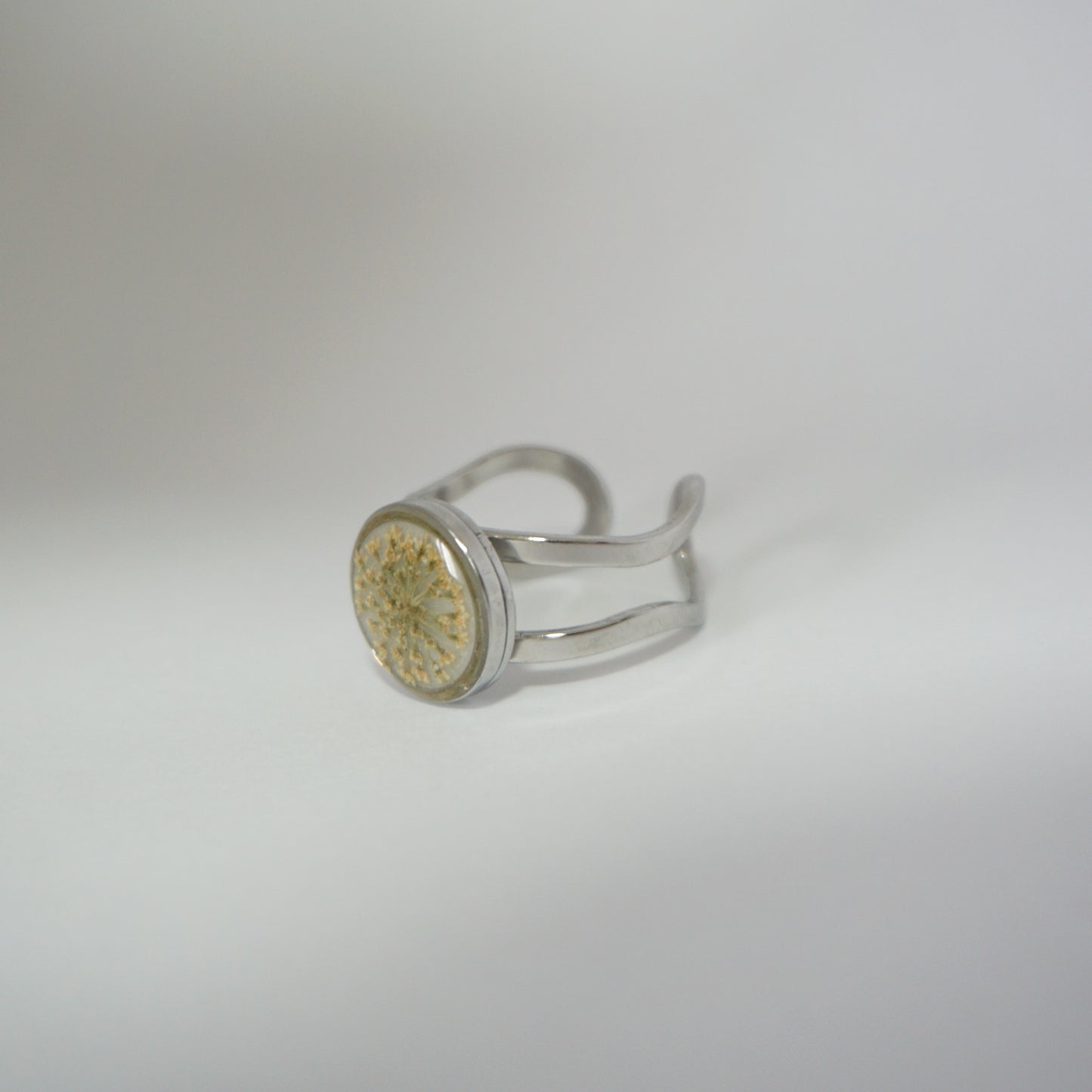 Anillo ajustable encaje fondo blanco