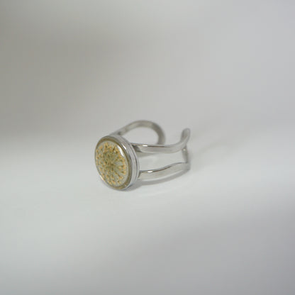 Anillo ajustable encaje fondo blanco