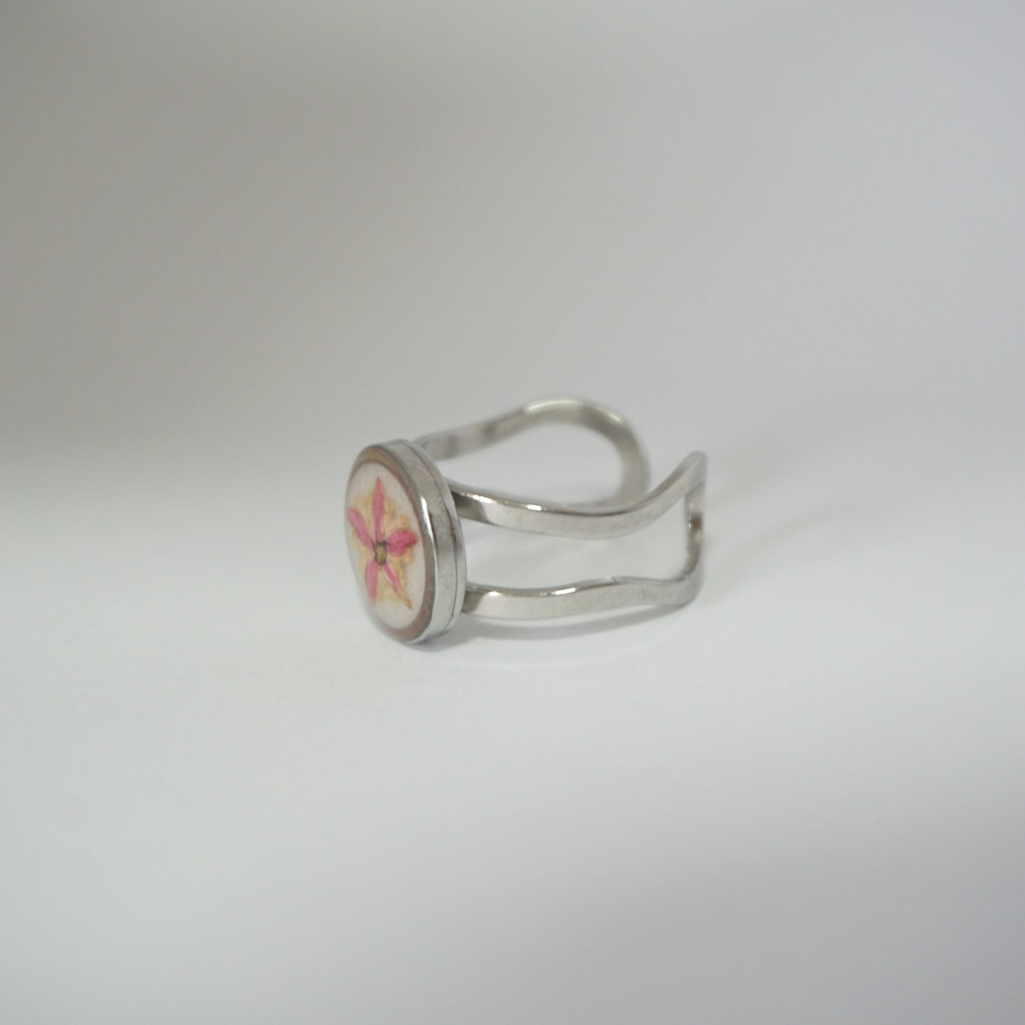 Anillo ajustable bugambilia fondo blanco