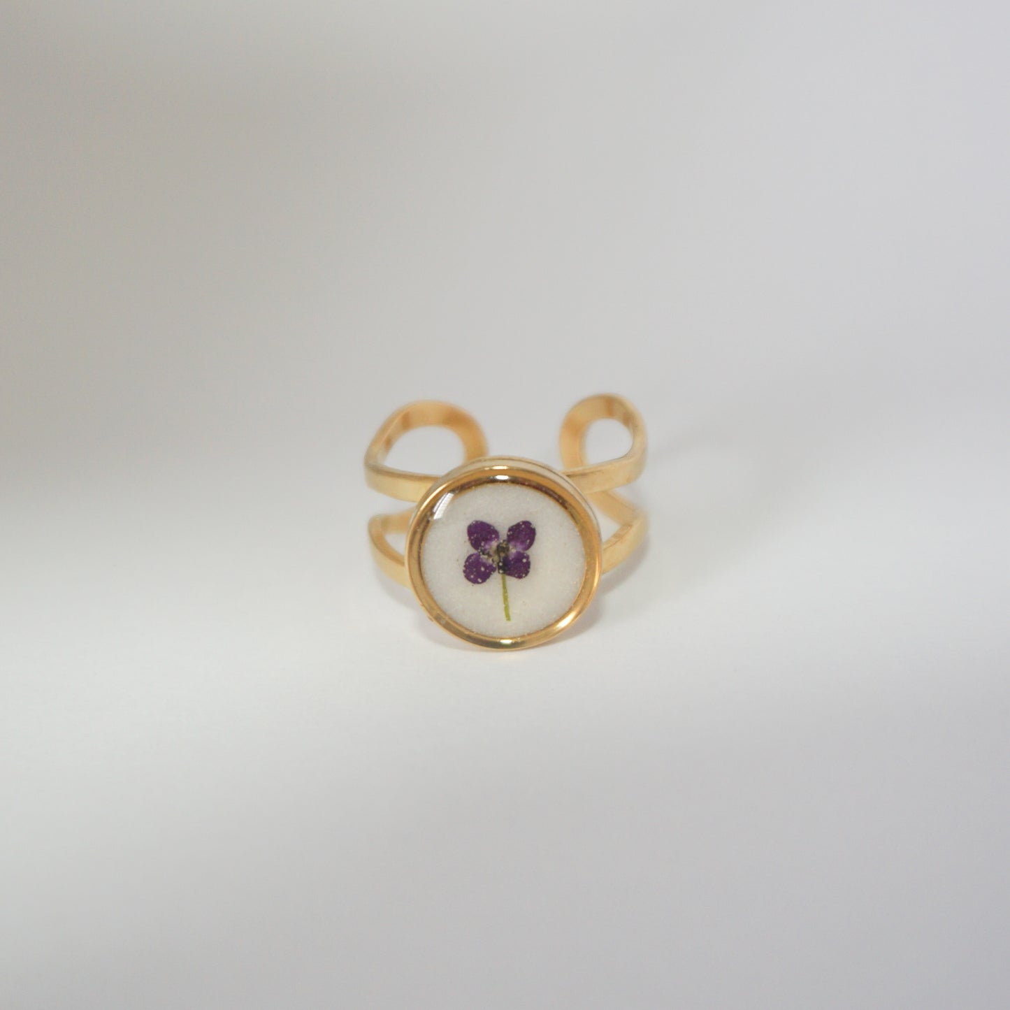 Anillo ajustable panalillo morado fondo blanco