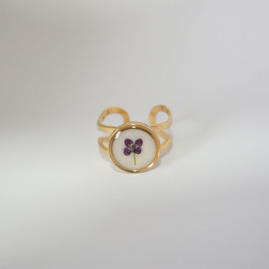 Anillo ajustable panalillo morado fondo blanco