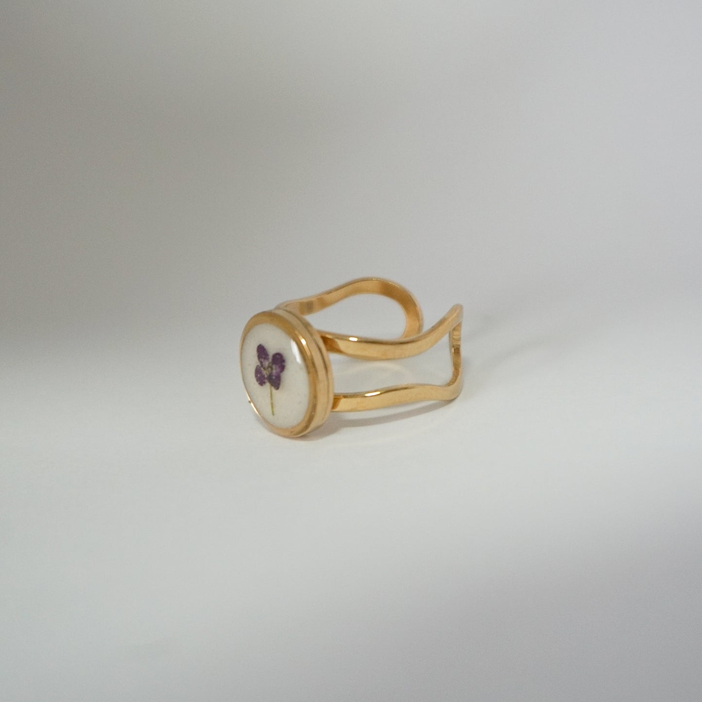 Anillo ajustable panalillo morado fondo blanco