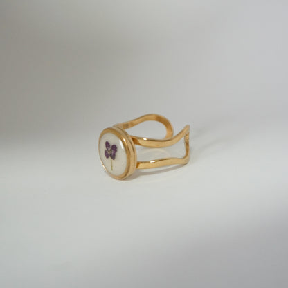 Anillo ajustable panalillo morado fondo blanco