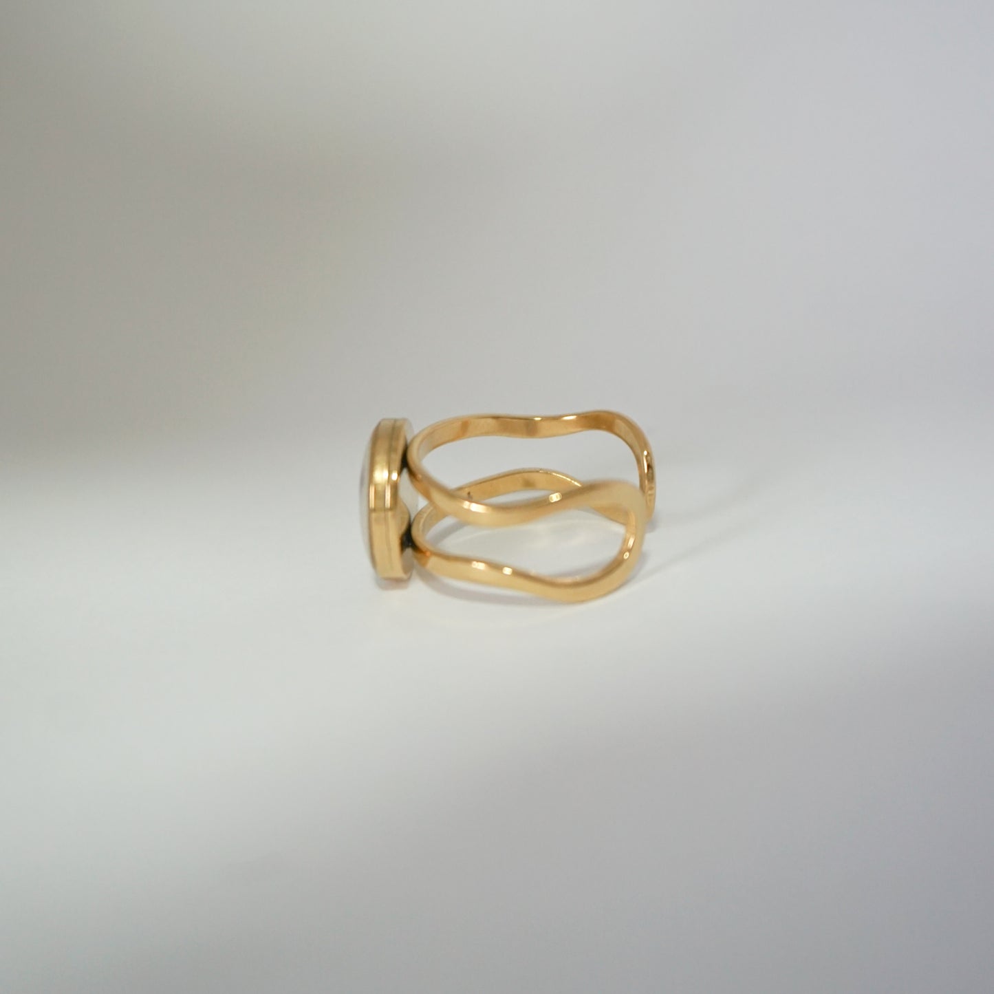 Anillo ajustable bugambilia fondo blanco