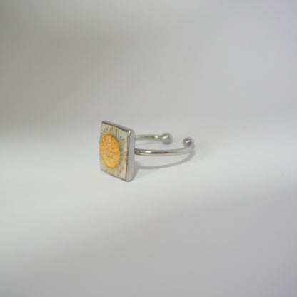 Anillo ajustable margarita fondo blanco
