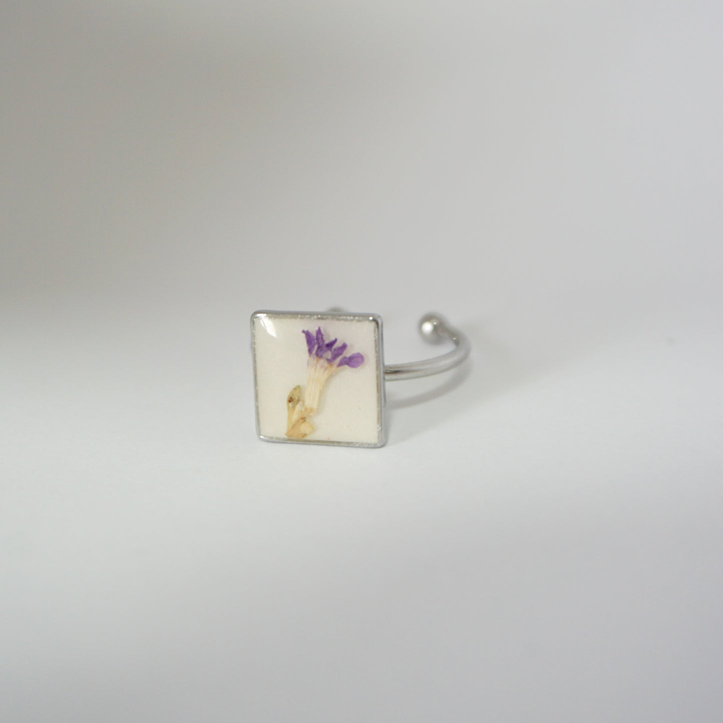 Anillo ajustable trueno de venus fondo blanco