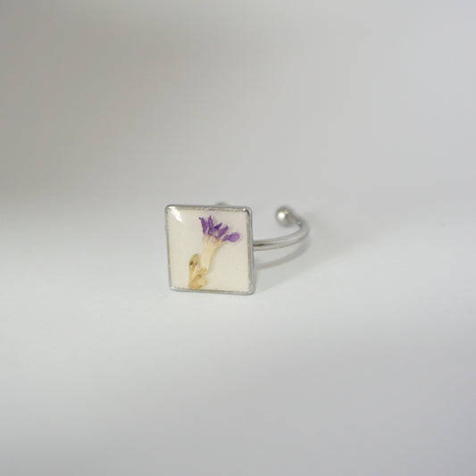 Anillo ajustable trueno de venus fondo blanco