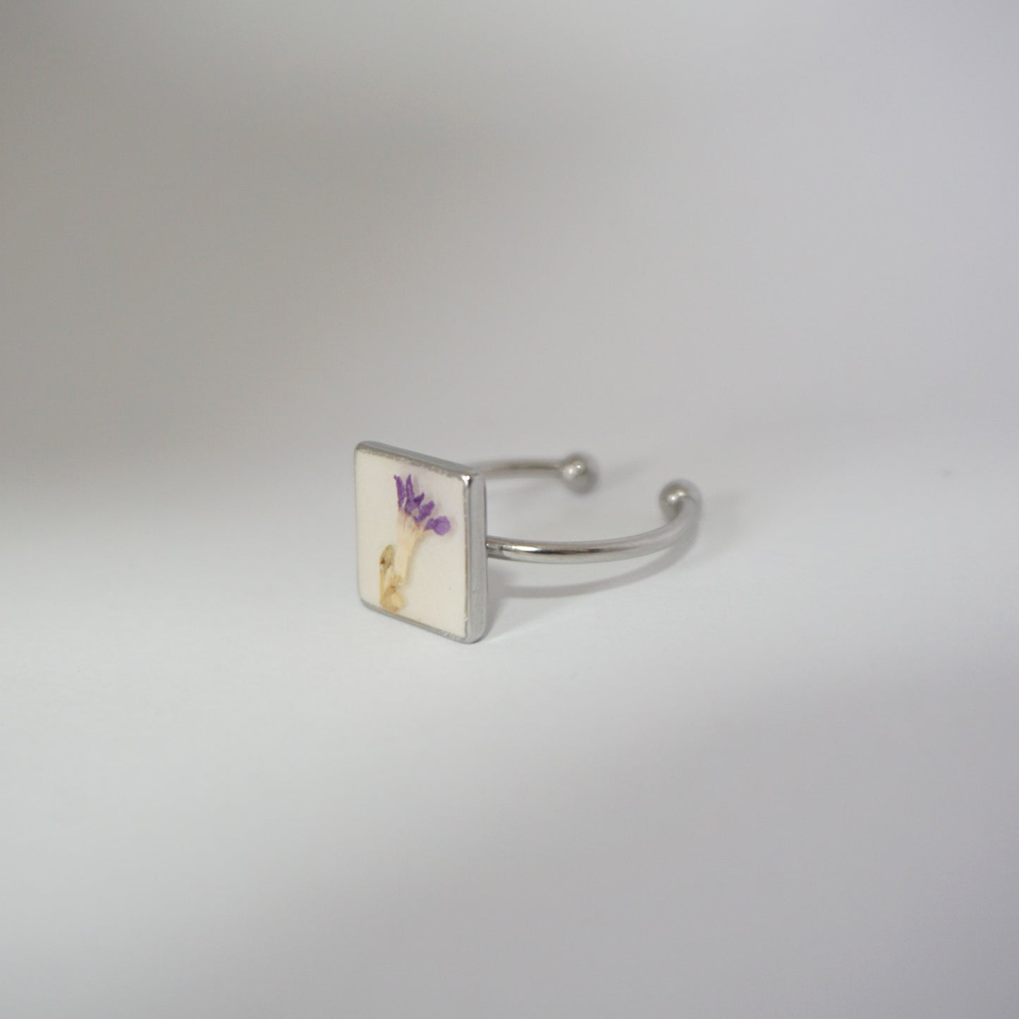 Anillo ajustable trueno de venus fondo blanco