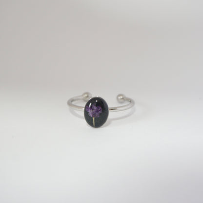 Anillo ajustable panalillo morado fondo negro