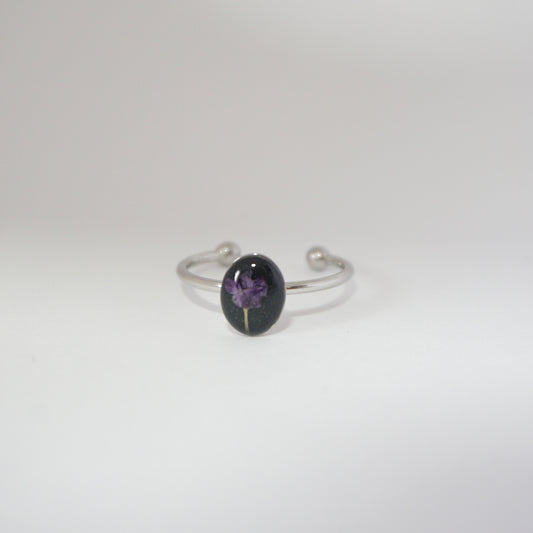 Anillo ajustable panalillo morado fondo negro