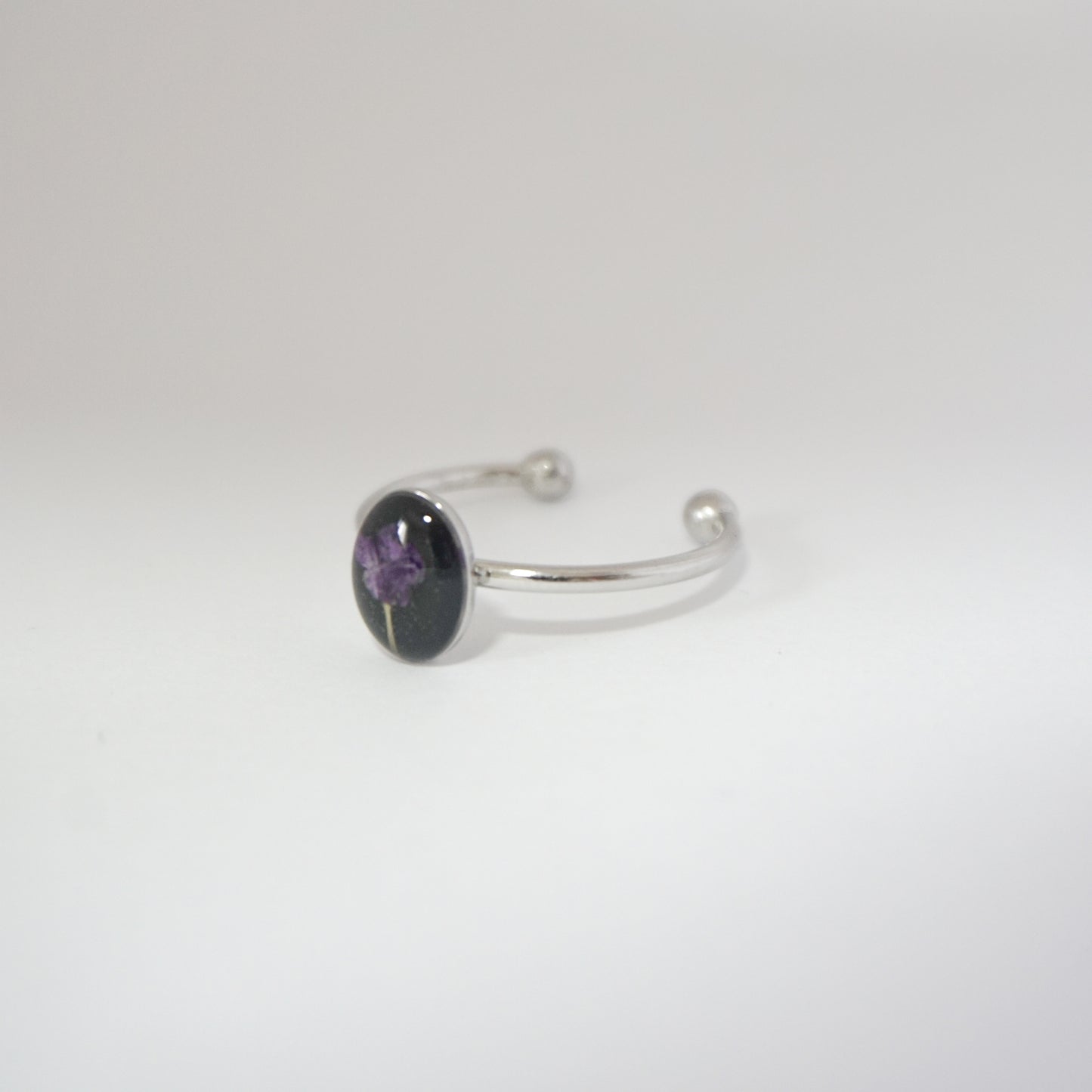 Anillo ajustable panalillo morado fondo negro