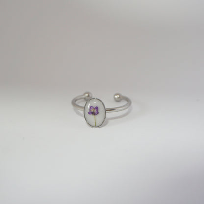 Anillo ajustable panalillo lila fondo blanco