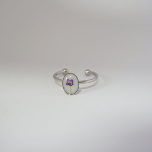 Anillo ajustable panalillo lila fondo blanco