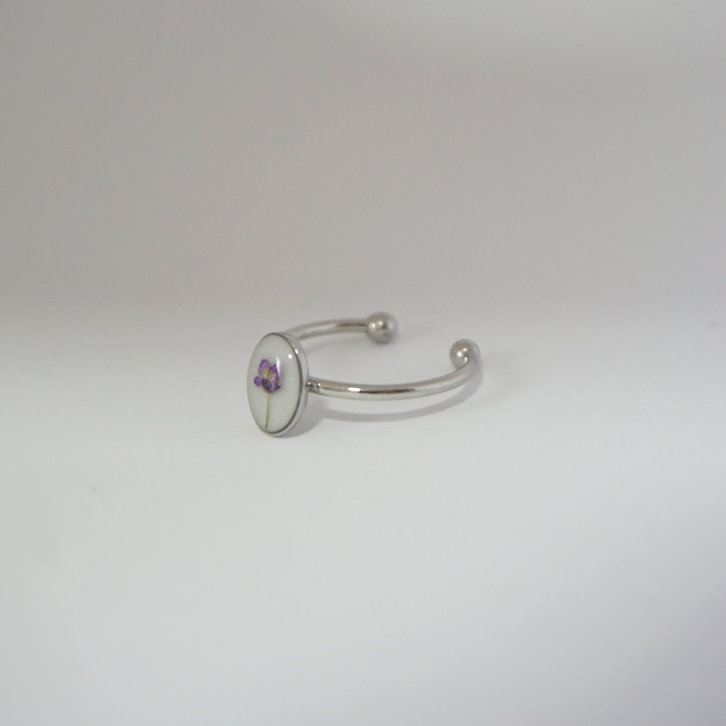 Anillo ajustable panalillo lila fondo blanco