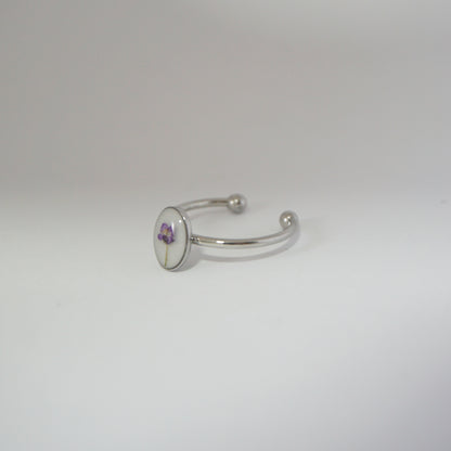 Anillo ajustable panalillo lila fondo blanco