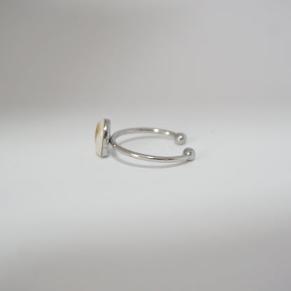 Anillo ajustable panalillo morado fondo negro