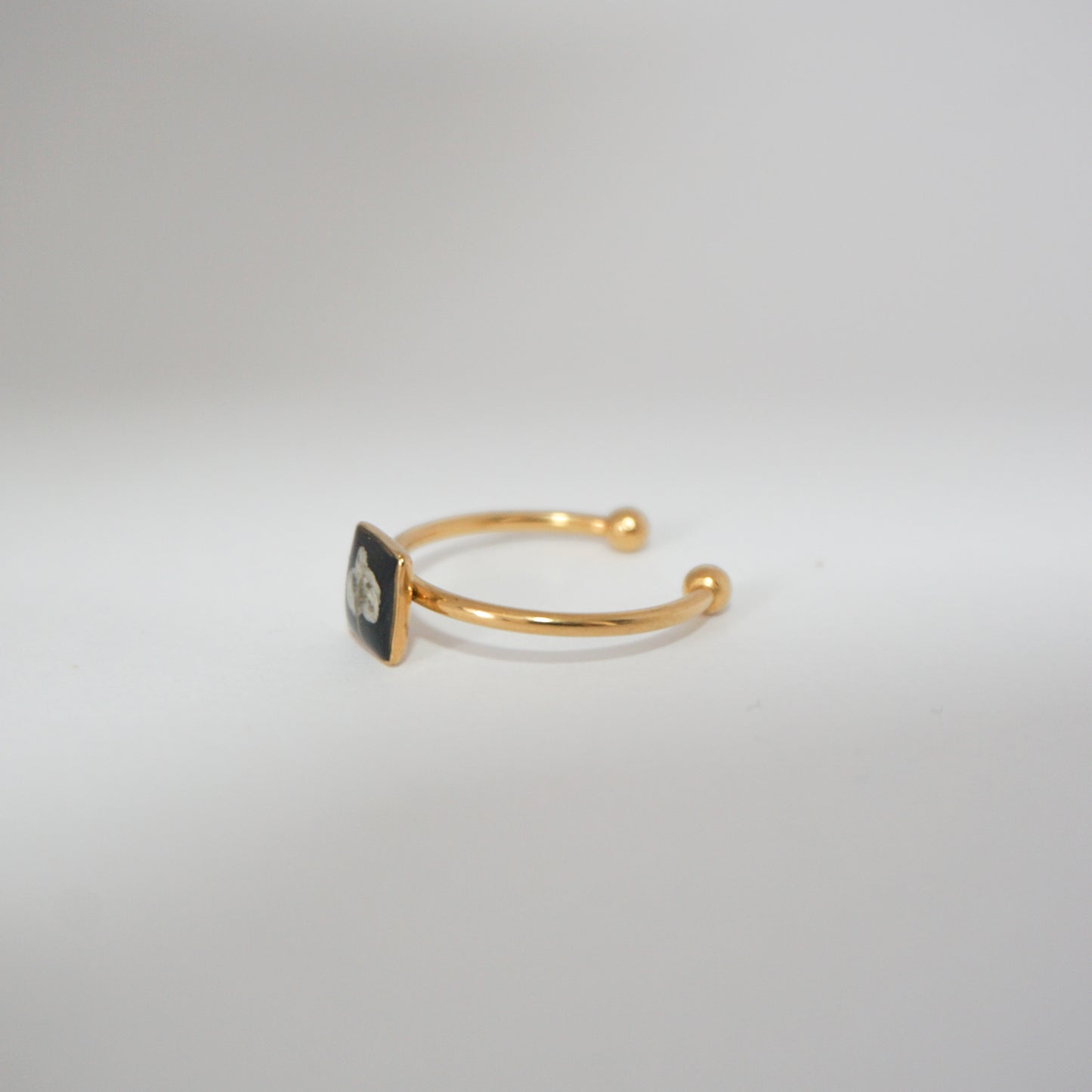 Anillo ajustable panalillo blanco fondo negro