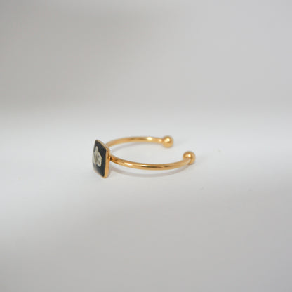 Anillo ajustable panalillo blanco fondo negro