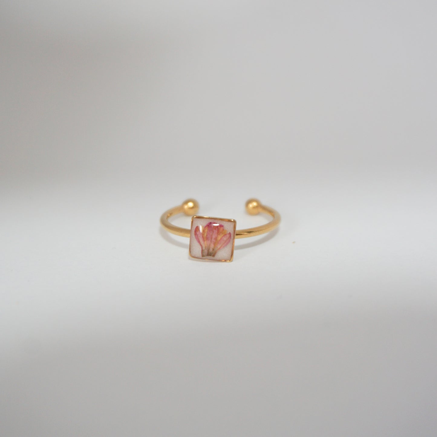 Anillo ajustable bugambilia fondo blanco