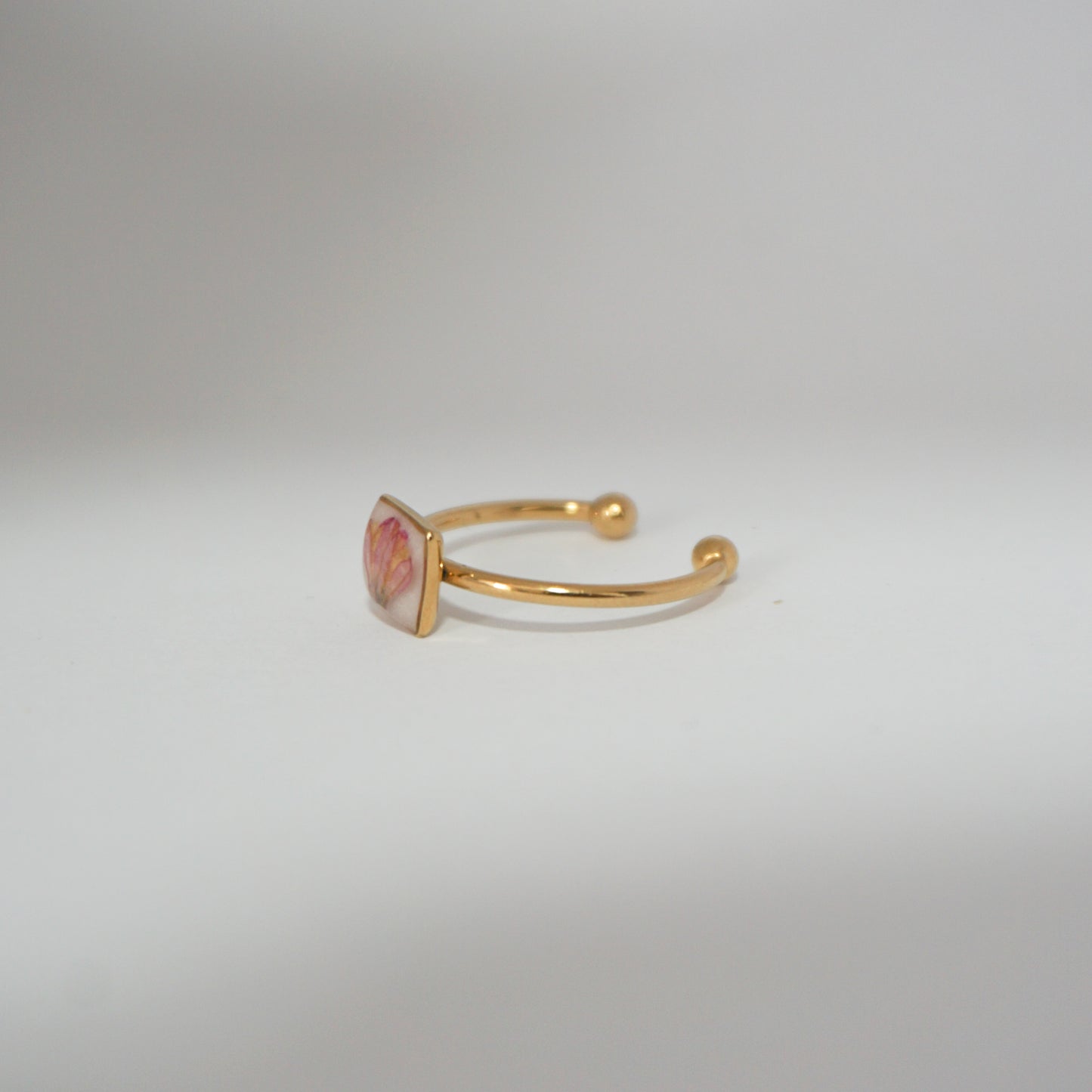 Anillo ajustable bugambilia fondo blanco