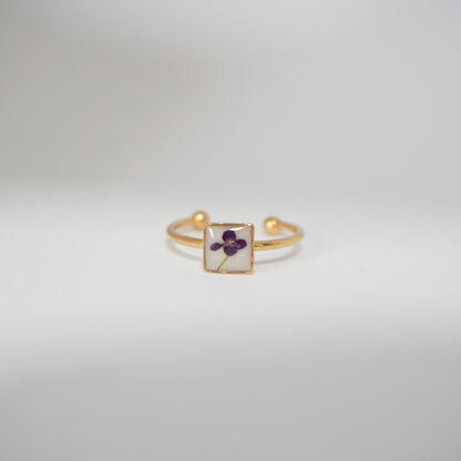Anillo ajustable panalillo morado fondo blanco