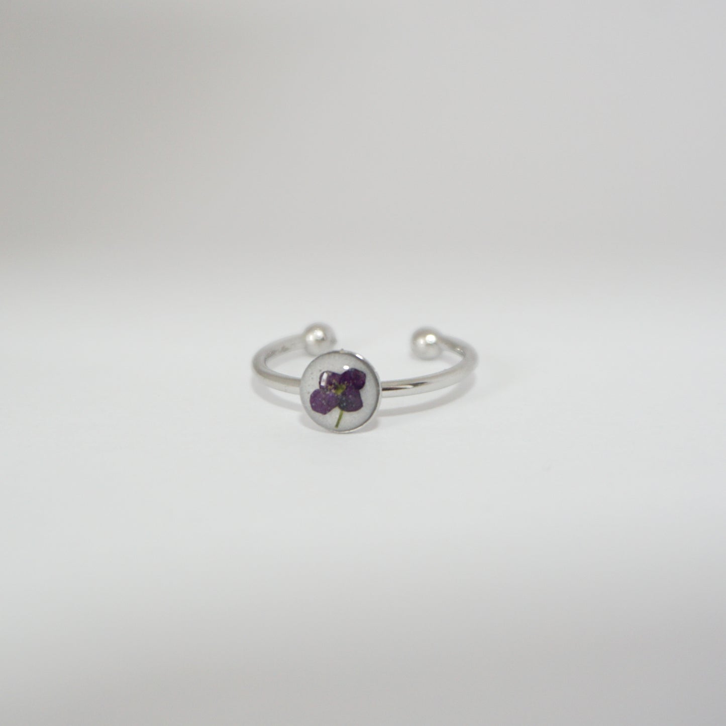 Anillo ajustable panalillo morado fondo blanco