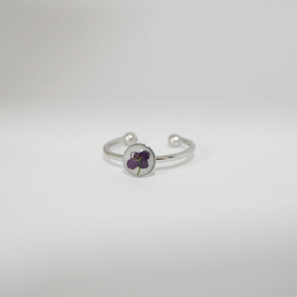 Anillo ajustable panalillo morado fondo blanco